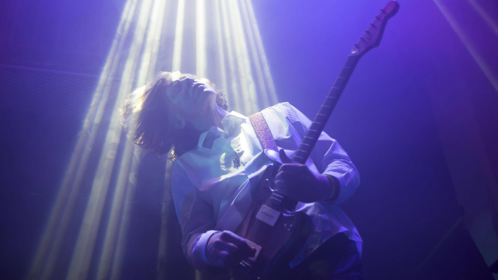 Thurston Moore bei einem Live-Auftritt im Jazz Café, London, im April 2017 Thurston Moore bei einem Live-Auftritt im Jazz Café, London, im April 2017