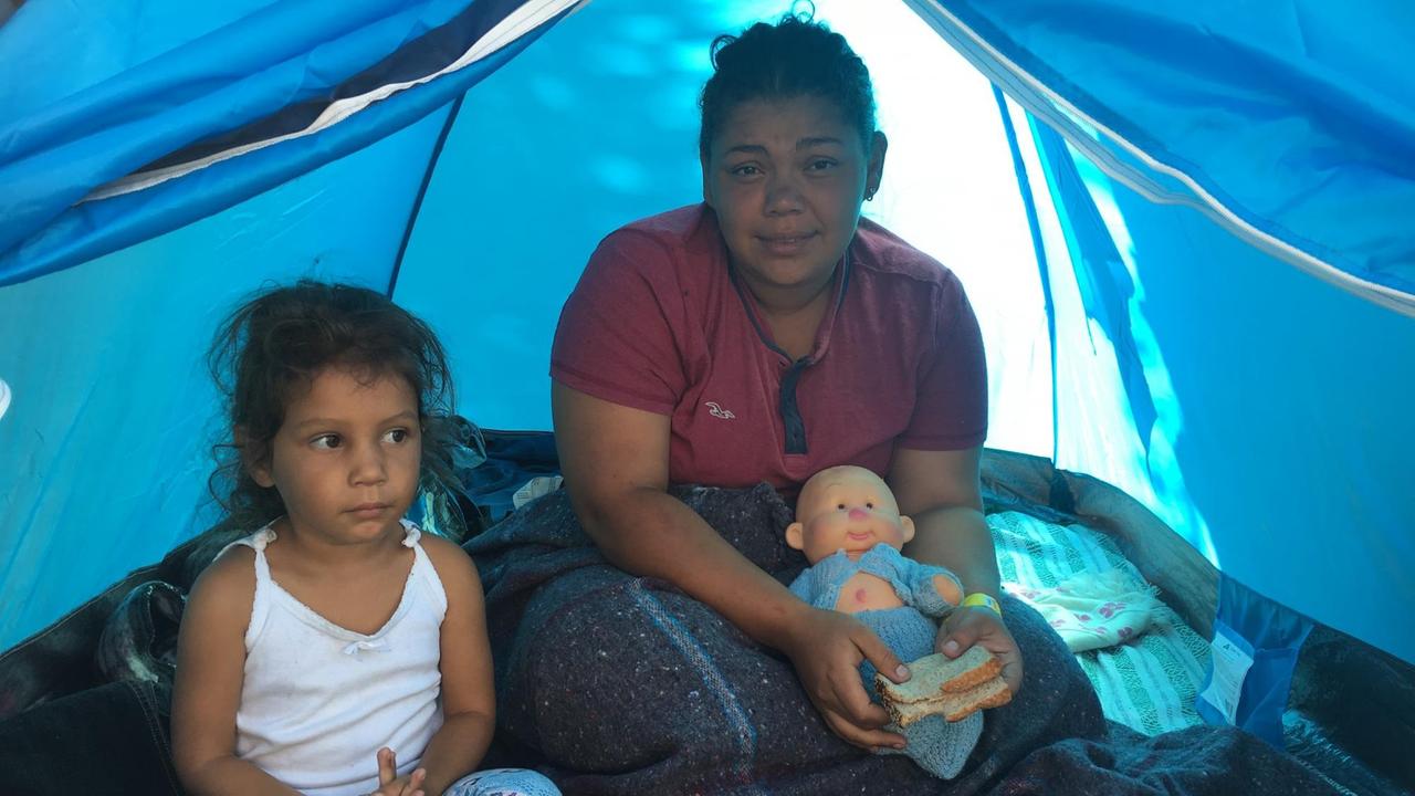 Nach 1200 Kilometern zu Fuß - Zuflucht im Stadion von Mexiko-Stadt. Rachel Ribera aus Honduras mit ihrer dreijährigen Tochter Charlotte.
