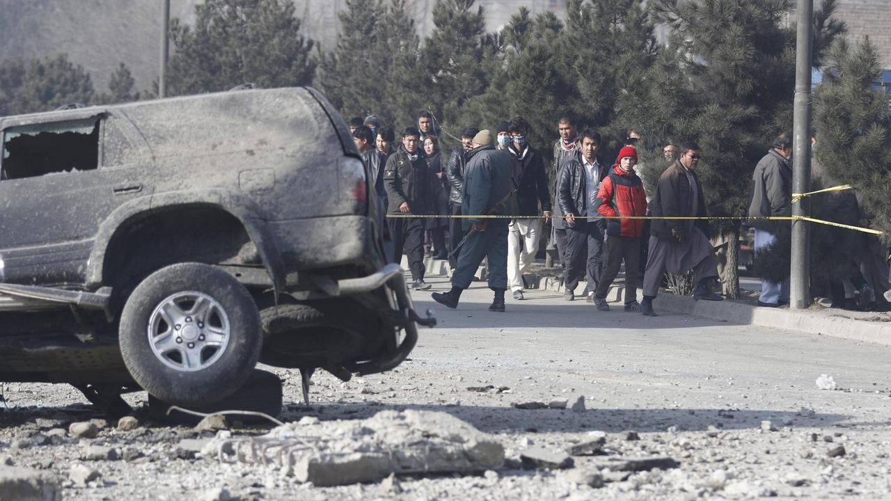 In der afghanischen Hauptstadt Kabul liegt ein schwer beschädigtes Auto nach einem Anschlag auf der Seite. 