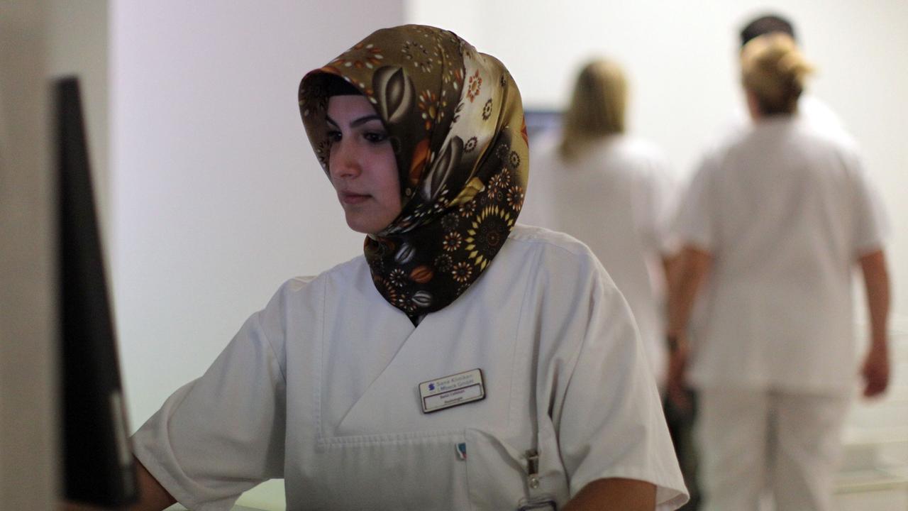 Die Medizinisch-technische Assistentin Betül Caliscan bei ihrer Arbeit in einem Krankenhaus. Die Medizinisch-technische Assistentin Betül Caliscan bei ihrer Arbeit in einem Krankenhaus.