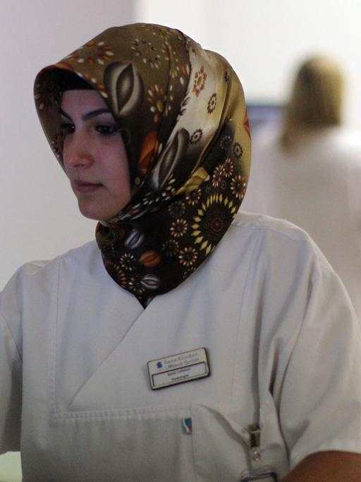 Die Medizinisch-technische Assistentin Betül Caliscan bei ihrer Arbeit in einem Krankenhaus.