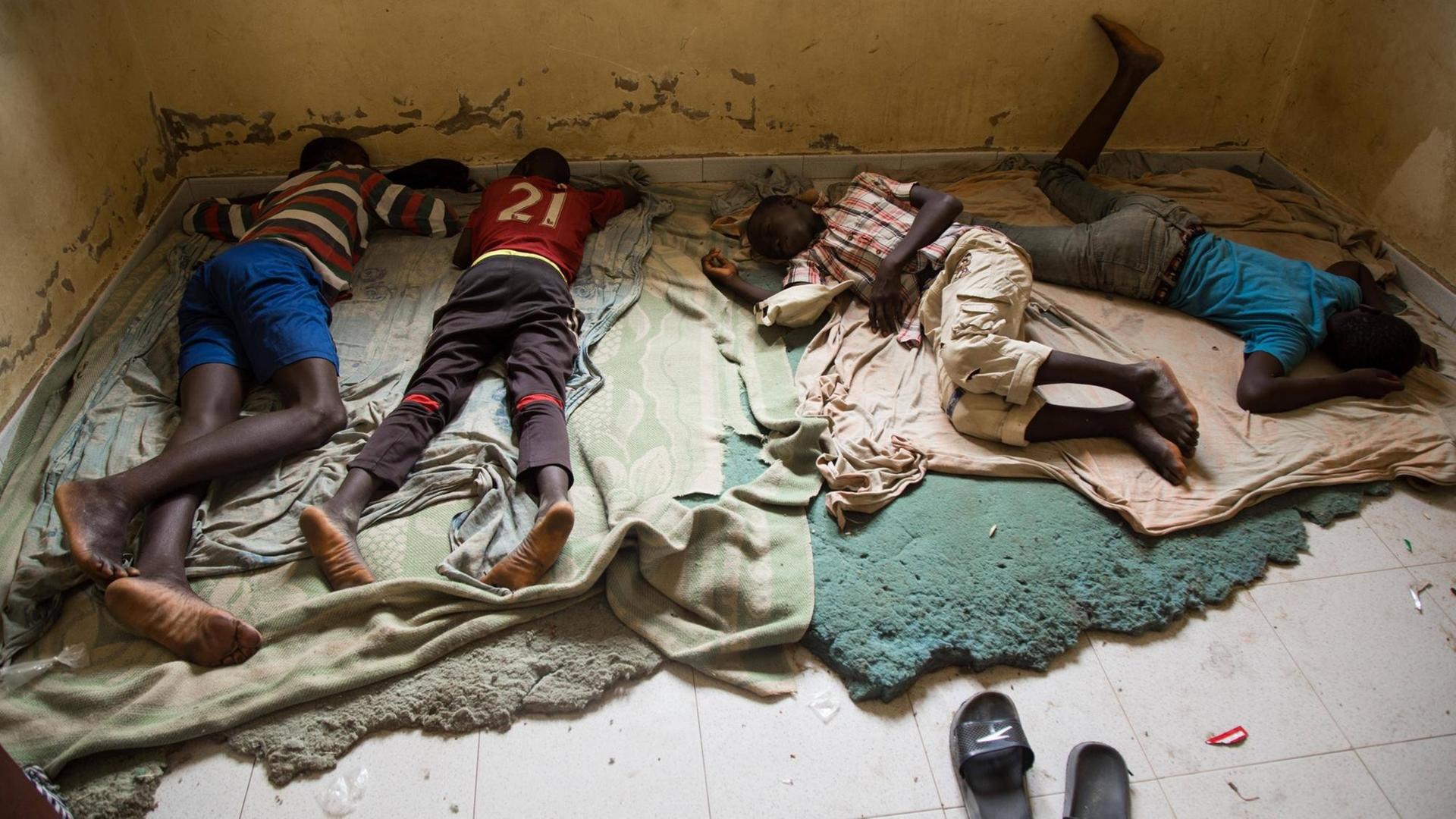Kinder schlafen im Senegal in einer Daara, einer Koranschule, auf dem Boden. Zehn bis 15 Kinder müssen sich einen Raum teilen. Kinder schlafen im Senegal in einer Daara, einer Koranschule, auf dem Boden. Zehn bis 15 Kinder müssen sich einen Raum teilen.