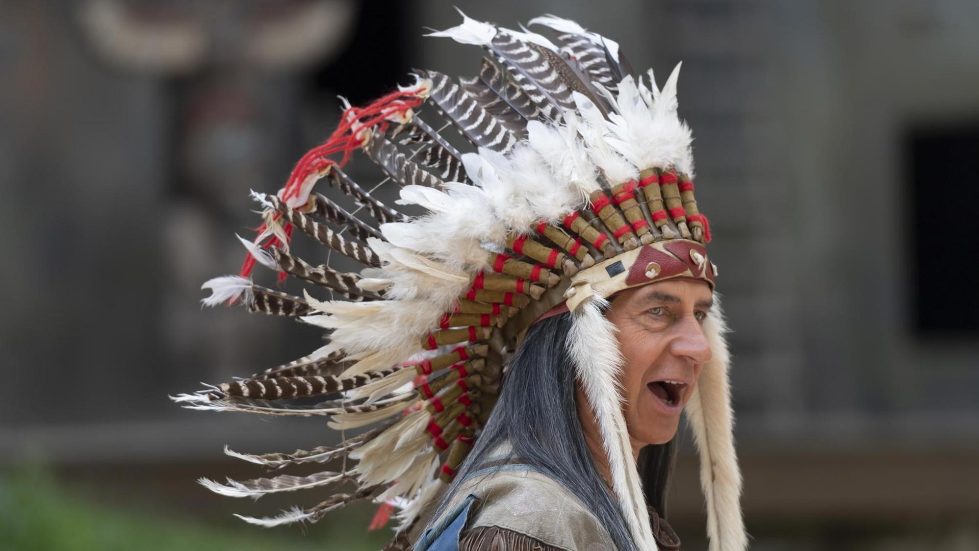 Olaf Hoerbe als Intschu-tschuna spielt während der Hauptprobe von "Winnetou " auf der Felsenbühne in Rathen, Sachsen. Olaf Hoerbe als Intschu-tschuna spielt während der Hauptprobe von "Winnetou " auf der Felsenbühne in Rathen, Sachsen.