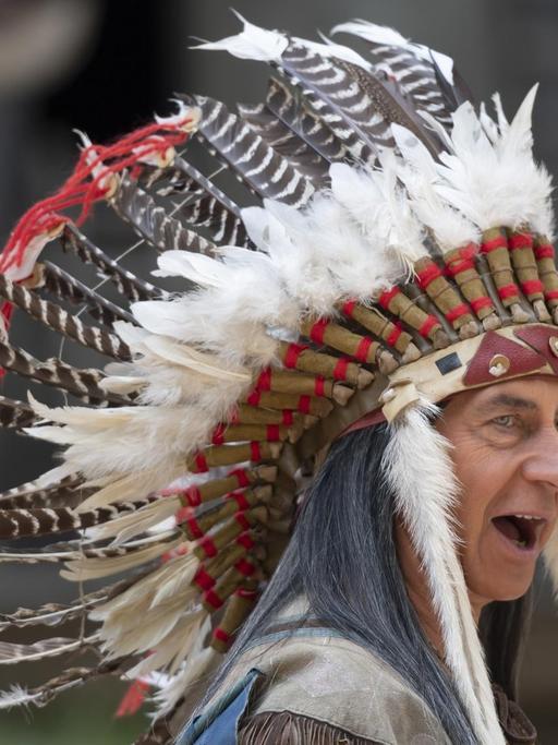 Olaf Hoerbe als Intschu-tschuna spielt während der Hauptprobe von "Winnetou " auf der Felsenbühne in Rathen, Sachsen.