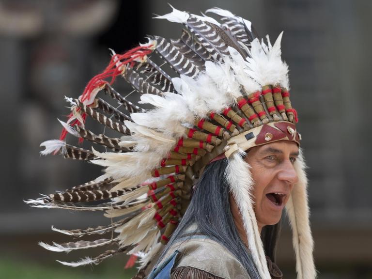 Olaf Hoerbe als Intschu-tschuna spielt während der Hauptprobe von "Winnetou " auf der Felsenbühne in Rathen, Sachsen.