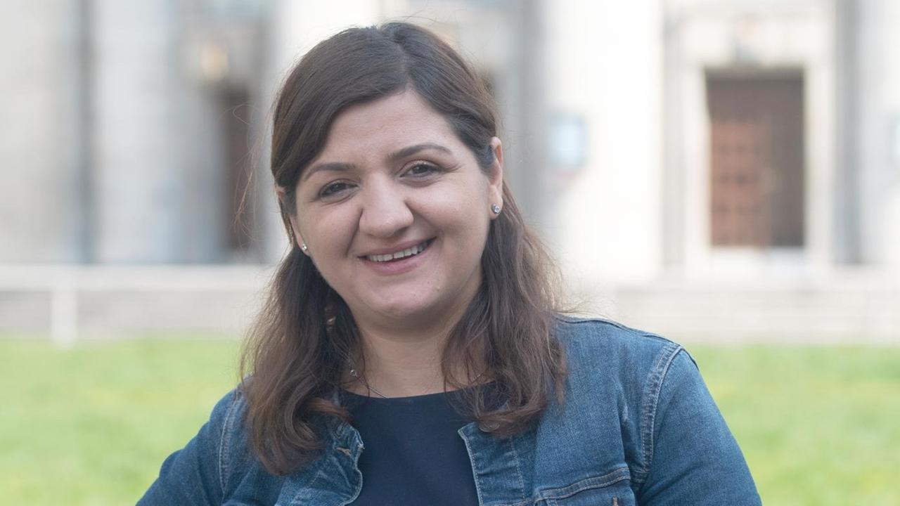 Özlem Alev Demirel, die Spitzenkandidatin der Partei Die Linke bei der Europawahl, spricht bei der Vorstellung der Plakat-Kampagne ihrer Partei Özlem Alev Demirel, die Spitzenkandidatin der Partei Die Linke bei der Europawahl, spricht bei der Vorstellung der Plakat-Kampagne ihrer Partei