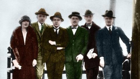 Mitglieder und Freunde der Groupe des Six, fotografiert auf dem Eiffelturm: Germaine Tailleferre, Francis Poulenc, Arthur Honegger, Darius Milhaud, Jean Cocteau und Georges Auric (v.l.n.r.)