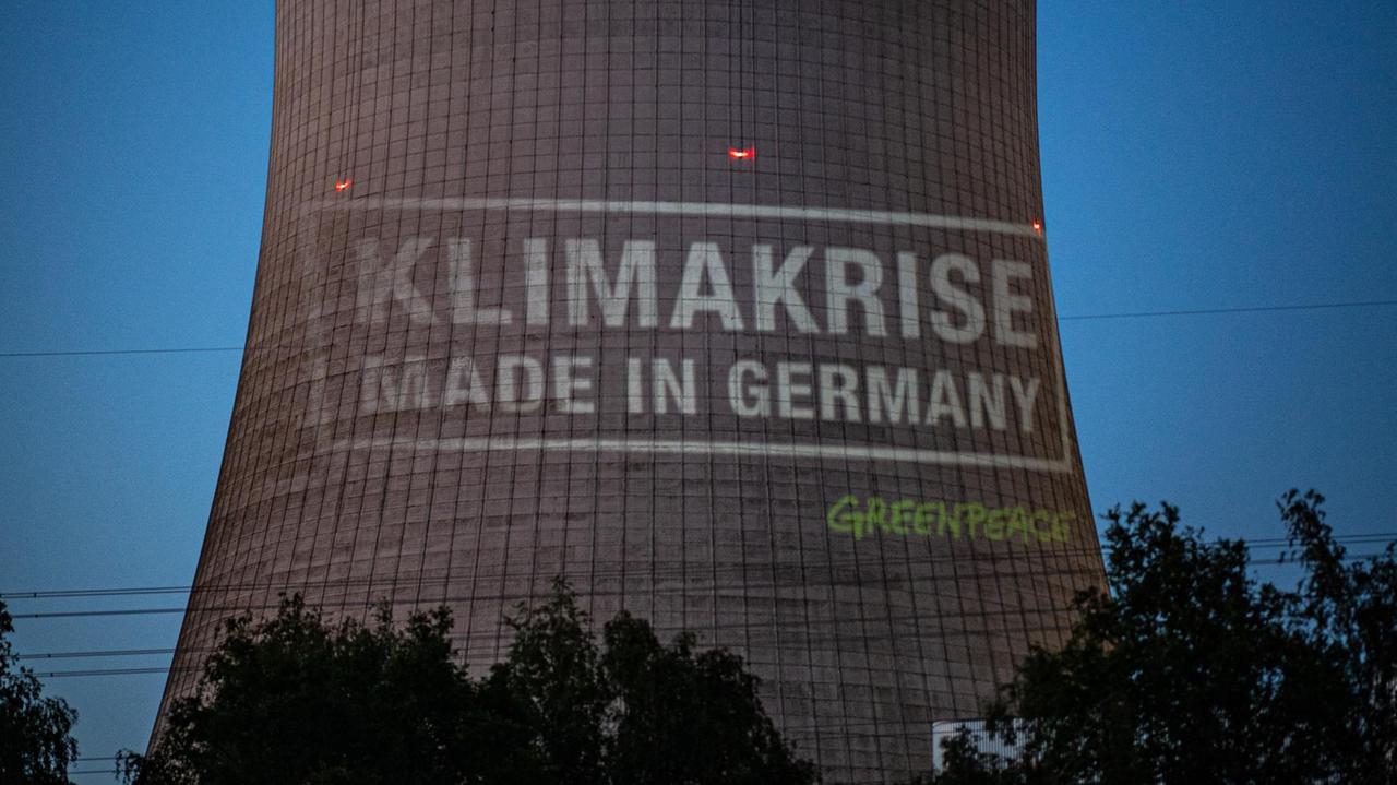 Aktivisten von Greenpeace projektieren bei einer Protestaktion vor dem Gelände des Kohlekraftwerks Datteln 4 den Schriftzug: "Klimakrise - Made in Germany" auf den Kühlturm. Aktivisten von Greenpeace projektieren bei einer Protestaktion vor dem Gelände des Kohlekraftwerks Datteln 4 den Schriftzug: "Klimakrise - Made in Germany" auf den Kühlturm.