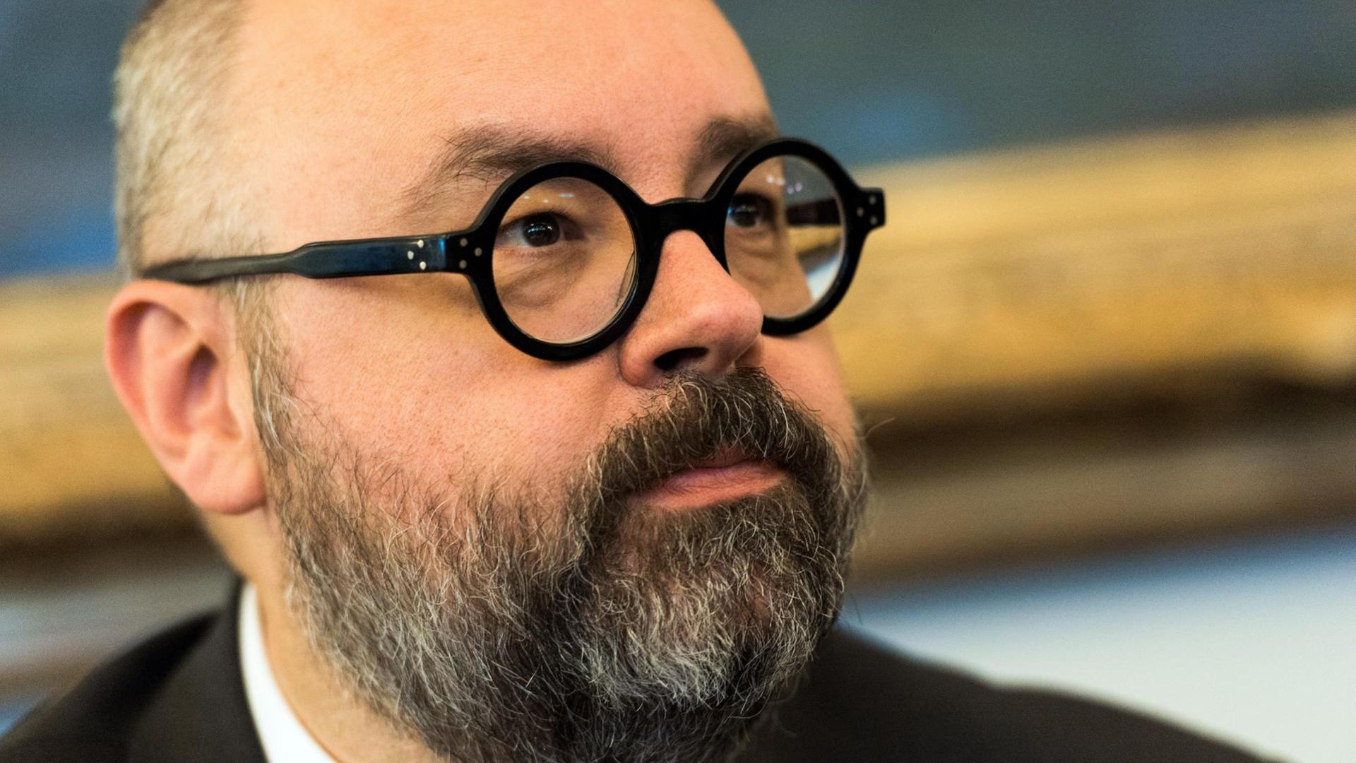 Der Bestseller-Autor Carlos Ruiz Zafón mit schwarzer, runder Brille. Der Bestseller-Autor Carlos Ruiz Zafón mit schwarzer, runder Brille.