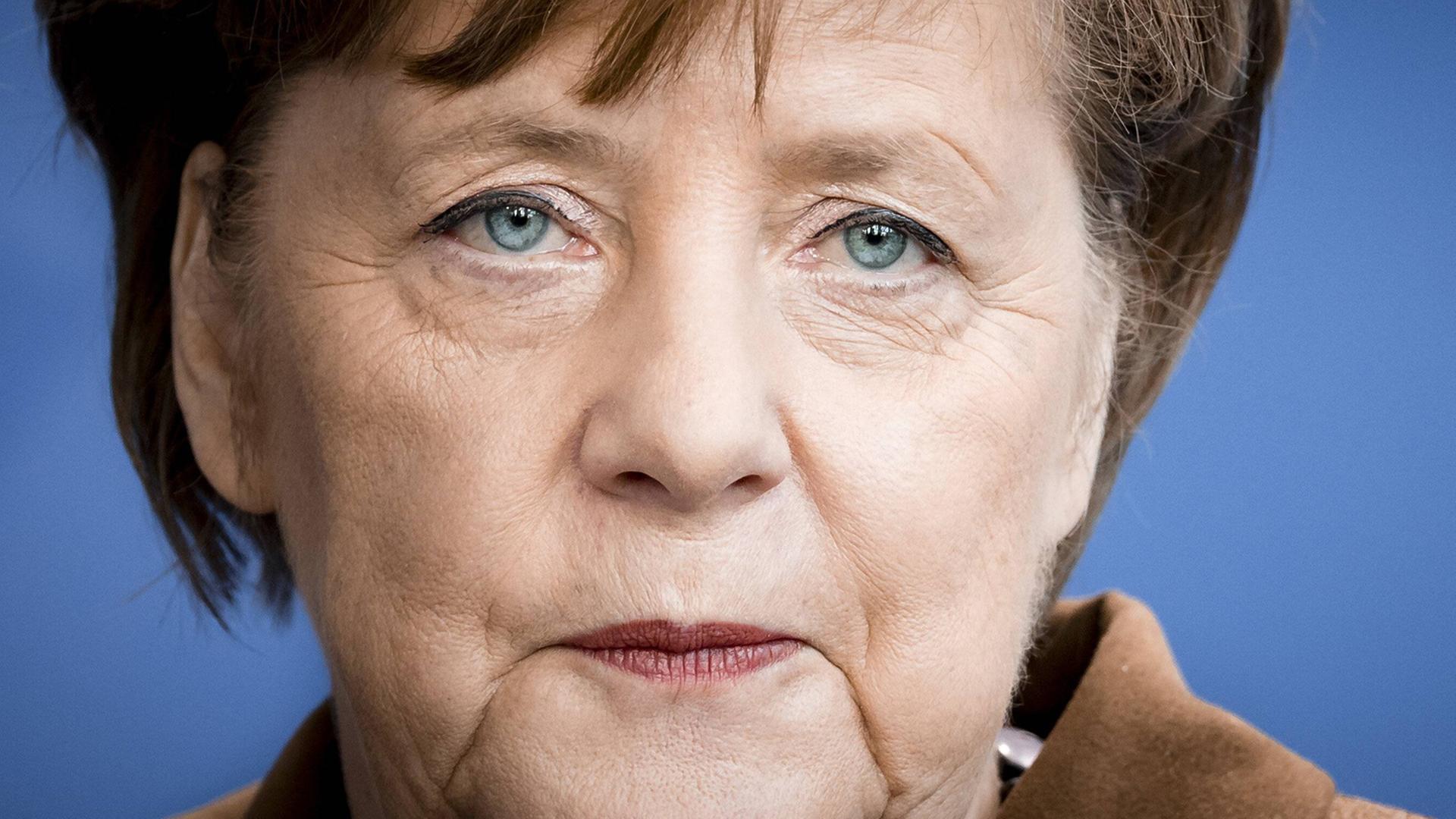 Angela Merkel, Bundeskanzlerin und Vorsitzende der Christlich Demokratischen Union (CDU), äußert sich bei einer Pressekonferenz. Angela Merkel, Bundeskanzlerin und Vorsitzende der Christlich Demokratischen Union (CDU), äußert sich bei einer Pressekonferenz.