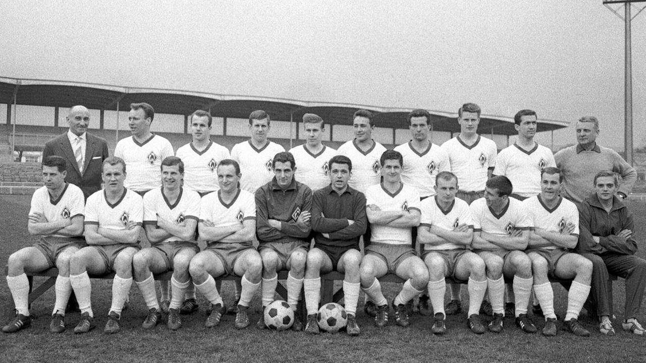 Mannschaftsbild Werder Bremen 1964/1965 - hinten v.li.: Präsident Alfred Ries, Helmut Jagielski, x, Gerhard Zebrowski, Diethelm Ferner, Willi Soya, Theo Klöckner, x, x, Trainer Willi Multhaup;; ...vorn: Arnold "Pico" Schütz, Dieter Thun, x, Klaus Lambertz, Günter Bernard, Max Lorenz, x, Josef "Sepp" Piontek, x, Masseur Binder; Mannschaftsbild Werder Bremen 1964/1965 - hinten v.li.: Präsident Alfred Ries, Helmut Jagielski, x, Gerhard Zebrowski, Diethelm Ferner, Willi Soya, Theo Klöckner, x, x, Trainer Willi Multhaup;; ...vorn: Arnold "Pico" Schütz, Dieter Thun, x, Klaus Lambertz, Günter Bernard, Max Lorenz, x, Josef "Sepp" Piontek, x, Masseur Binder;
