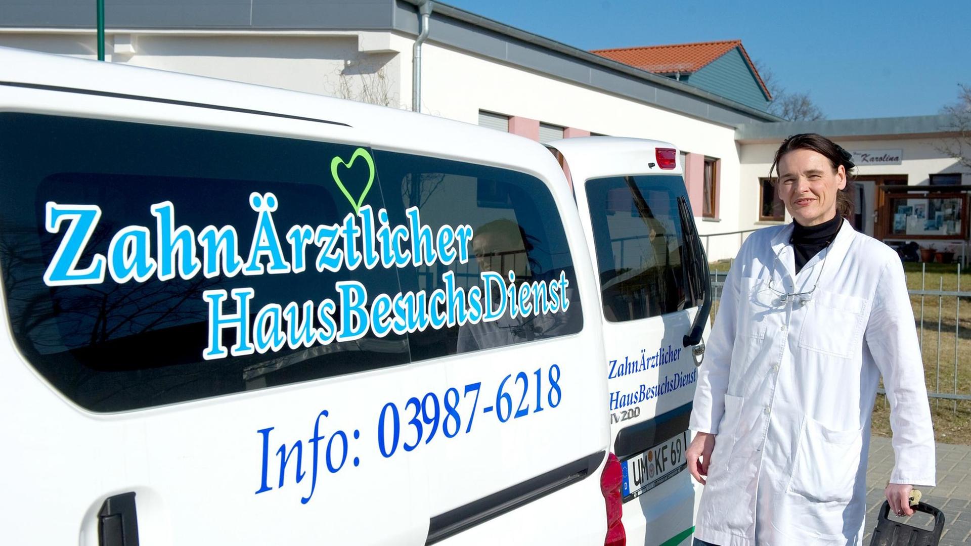 Die Zahnärztin Kerstin Finger steht im brandenburgischen Milmersdorf (Uckermark) neben ihrem Fahrzeug, aufgenommen am 22.03.2011. Zahnärztin Kerstin Finger fährt mit Bohrer und Pinzette durch die Uckermark zu ihren Patienten. Sie ist beliebt: Manch einer freut sich auf die Wurzelbehandlung in den eigenen vier Wänden. Finger fährt in der dünn besiedelten Uckermark zu ihren Patienten - und ist damit eine der wenigen, vielleicht sogar die einzige mobile Zahnärztin ihrer Art in Deutschland. Foto: Patrick Pleul/lbn (zu Korr.-Bericht lbn vom 28.03.2011) | Verwendung weltweit Die Zahnärztin Kerstin Finger steht im brandenburgischen Milmersdorf (Uckermark) neben ihrem Fahrzeug, aufgenommen am 22.03.2011. Zahnärztin Kerstin Finger fährt mit Bohrer und Pinzette durch die Uckermark zu ihren Patienten. Sie ist beliebt: Manch einer freut sich auf die Wurzelbehandlung in den eigenen vier Wänden. Finger fährt in der dünn besiedelten Uckermark zu ihren Patienten - und ist damit eine der wenigen, vielleicht sogar die einzige mobile Zahnärztin ihrer Art in Deutschland. Foto: Patrick Pleul/lbn (zu Korr.-Bericht lbn vom 28.03.2011) | Verwendung weltweit