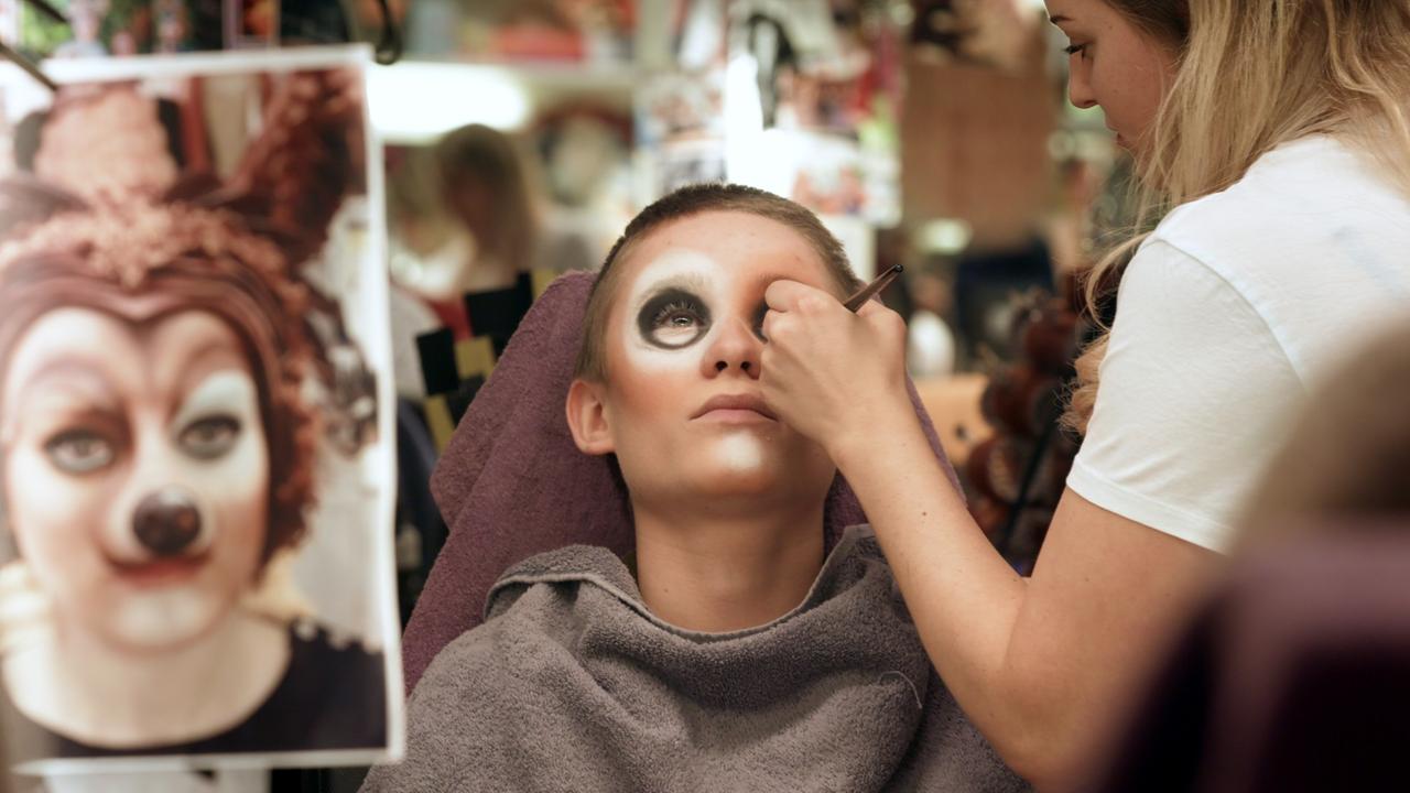 Filmstill aus dem Dokumentarfilm "Lampenfieber": ein Junge lässt sich in der Maske des Friedrichstadt-Palastes schminken. Filmstill aus dem Dokumentarfilm "Lampenfieber": ein Junge lässt sich in der Maske des Friedrichstadt-Palastes schminken.
