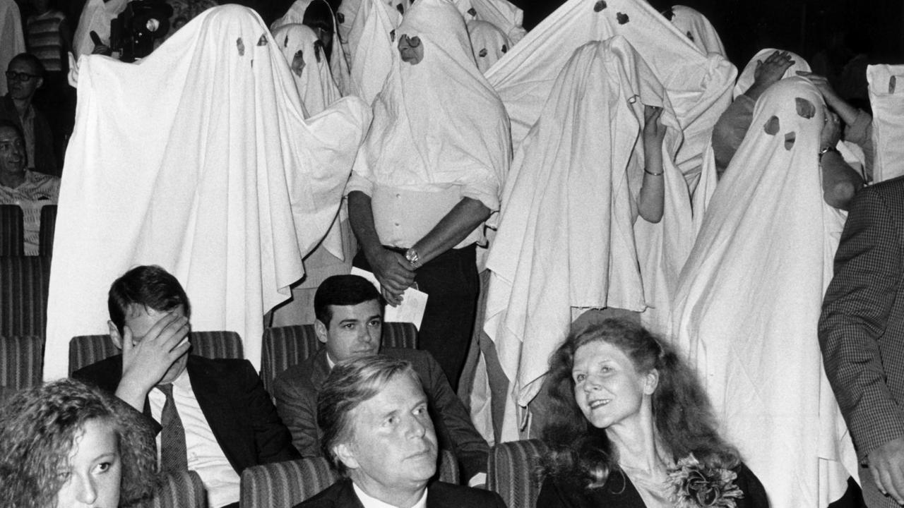 Als Gespenster verkleidet störten rund 20 Personen am 25.06.1983 in Berlin die Rede von Innenminister Friedrich Zimmermann bei der Verleihung der Bundesfilmpreise im Zoopalast. Als Gespenster verkleidet störten rund 20 Personen am 25.06.1983 in Berlin die Rede von Innenminister Friedrich Zimmermann bei der Verleihung der Bundesfilmpreise im Zoopalast.