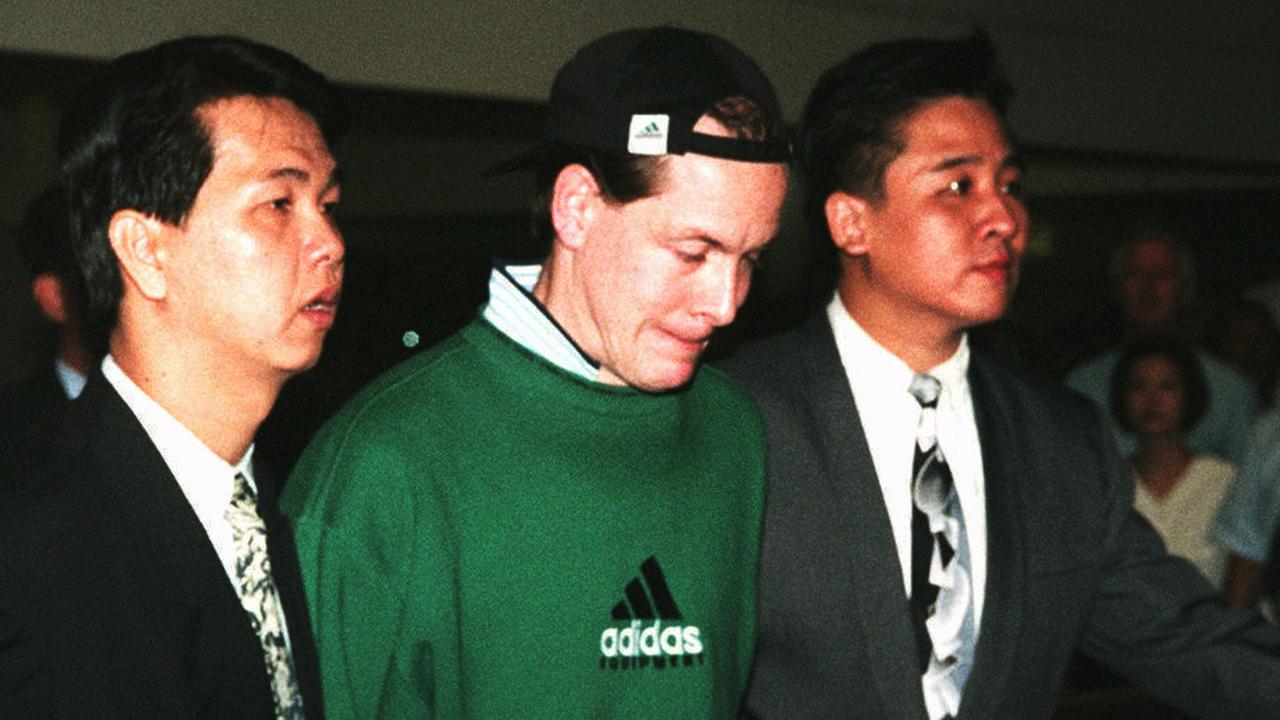 Der frühere Börsenhändler Nick Leeson nach seiner Auslieferung an Singapur (hier am Flughafen in Singapur). Der frühere Börsenhändler Nick Leeson nach seiner Auslieferung an Singapur (hier am Flughafen in Singapur).