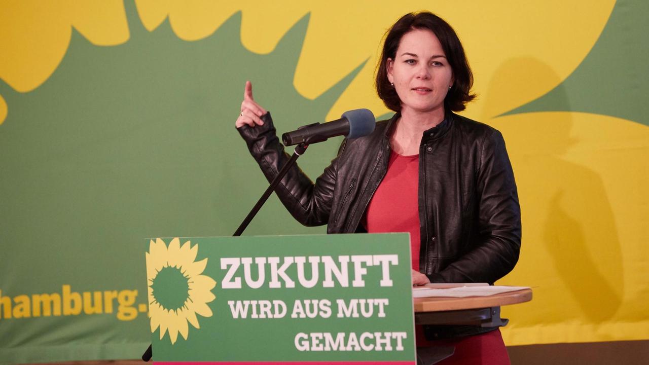 Die Bundestagsabgeordnete Annalena Baerbock (Grüne) spricht am 09.12.2017 in Hamburg während der Landesmitgliederversammlung der Hamburger Grünen. 