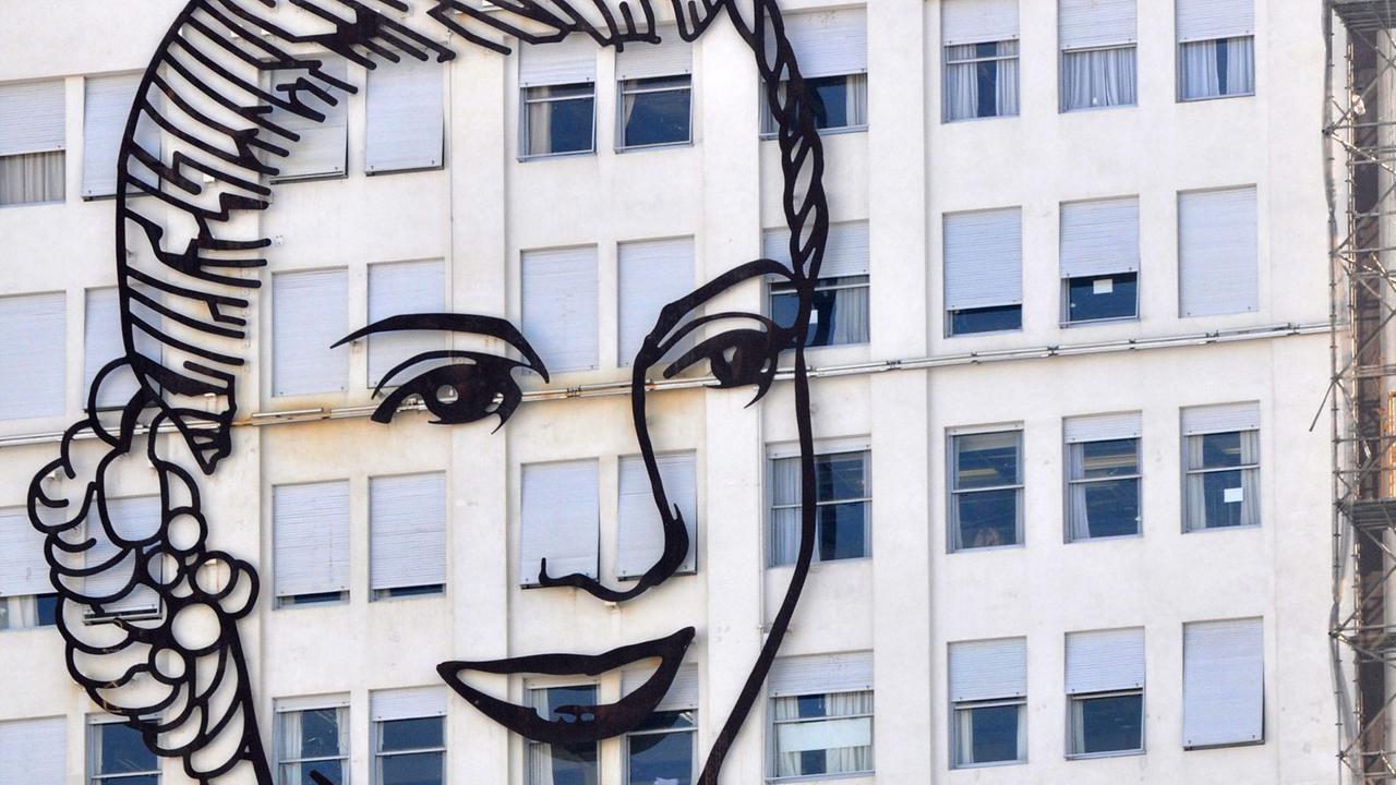 Dieses Bild von Eva Perón ("Evita") war 2012 auf der Fassade des Gesundheitsministeriums in Buenos Aires zu sehen. Dieses Bild von Eva Perón ("Evita") war 2012 auf der Fassade des Gesundheitsministeriums in Buenos Aires zu sehen.