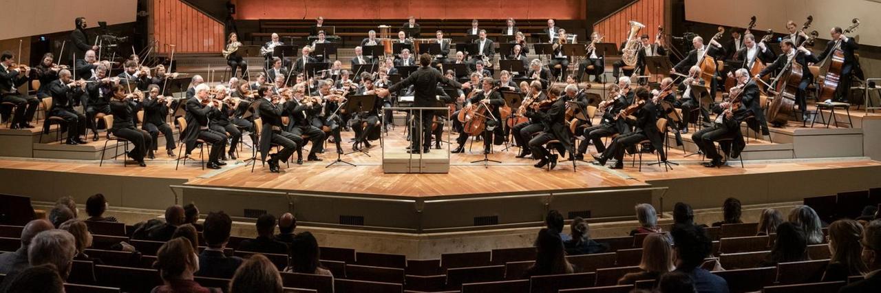 Erstmals seit Monaten haben die Berliner Philharmoniker wieder vor größerem Publikum gespielt. Erstmals seit Monaten haben die Berliner Philharmoniker wieder vor größerem Publikum gespielt.