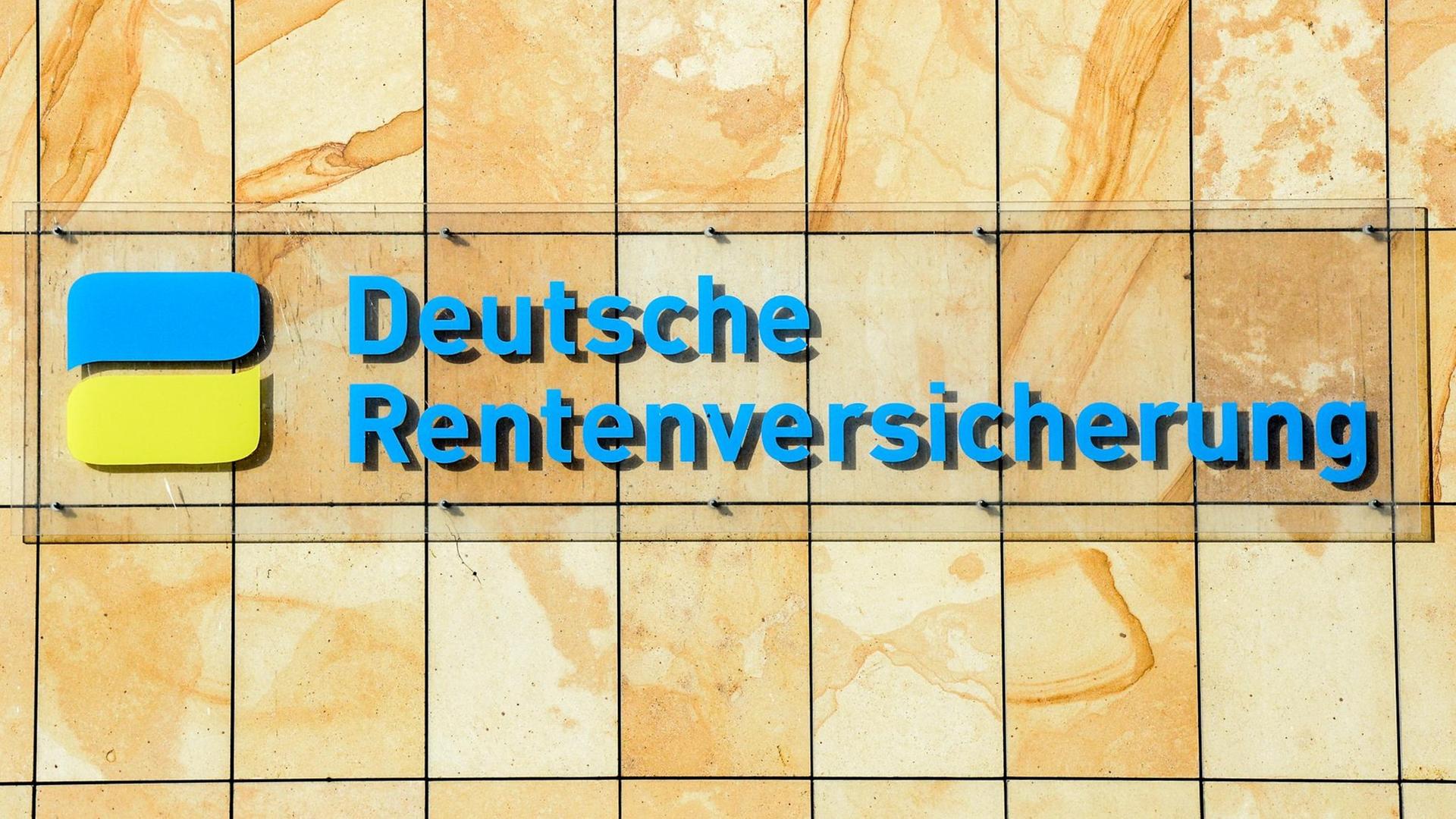 Der Schriftzug Deutsche Rentenversicherung an einem Gebäude in Berlin.