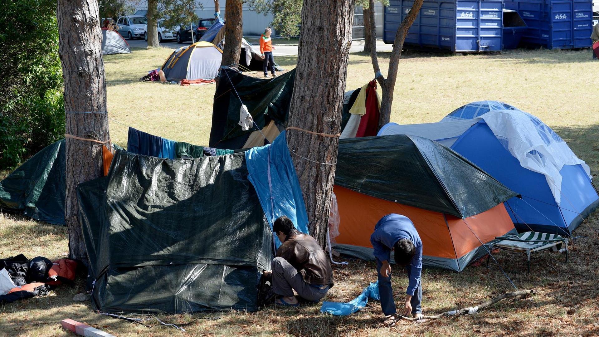 Zelte in der österreichischen Flüchtlingsaufnahmestelle in Traiskirchen. Das Lager ist völlig überfüllt, deshalb sollen Flüchtlinge vorübergehend in der Slowakei unter kommen. Zelte in der österreichischen Flüchtlingsaufnahmestelle in Traiskirchen. Das Lager ist völlig überfüllt, deshalb sollen Flüchtlinge vorübergehend in der Slowakei unter kommen.