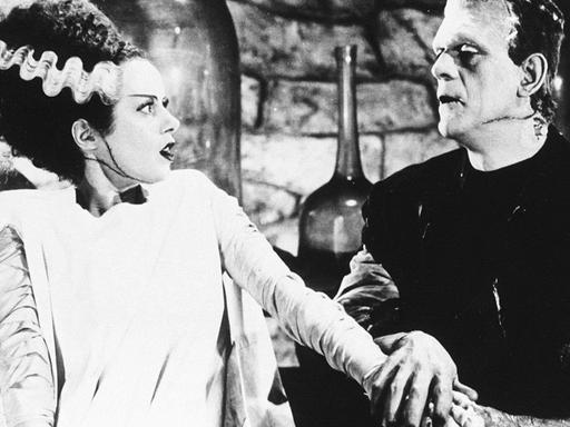 Das Monster ( Boris Karloff ) und seine Braut ( Elsa Lancaster ) in dem Film "Frankensteins Braut" (1935).