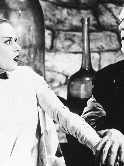 Das Monster ( Boris Karloff ) und seine Braut ( Elsa Lancaster ) in dem Film "Frankensteins Braut" (1935).
