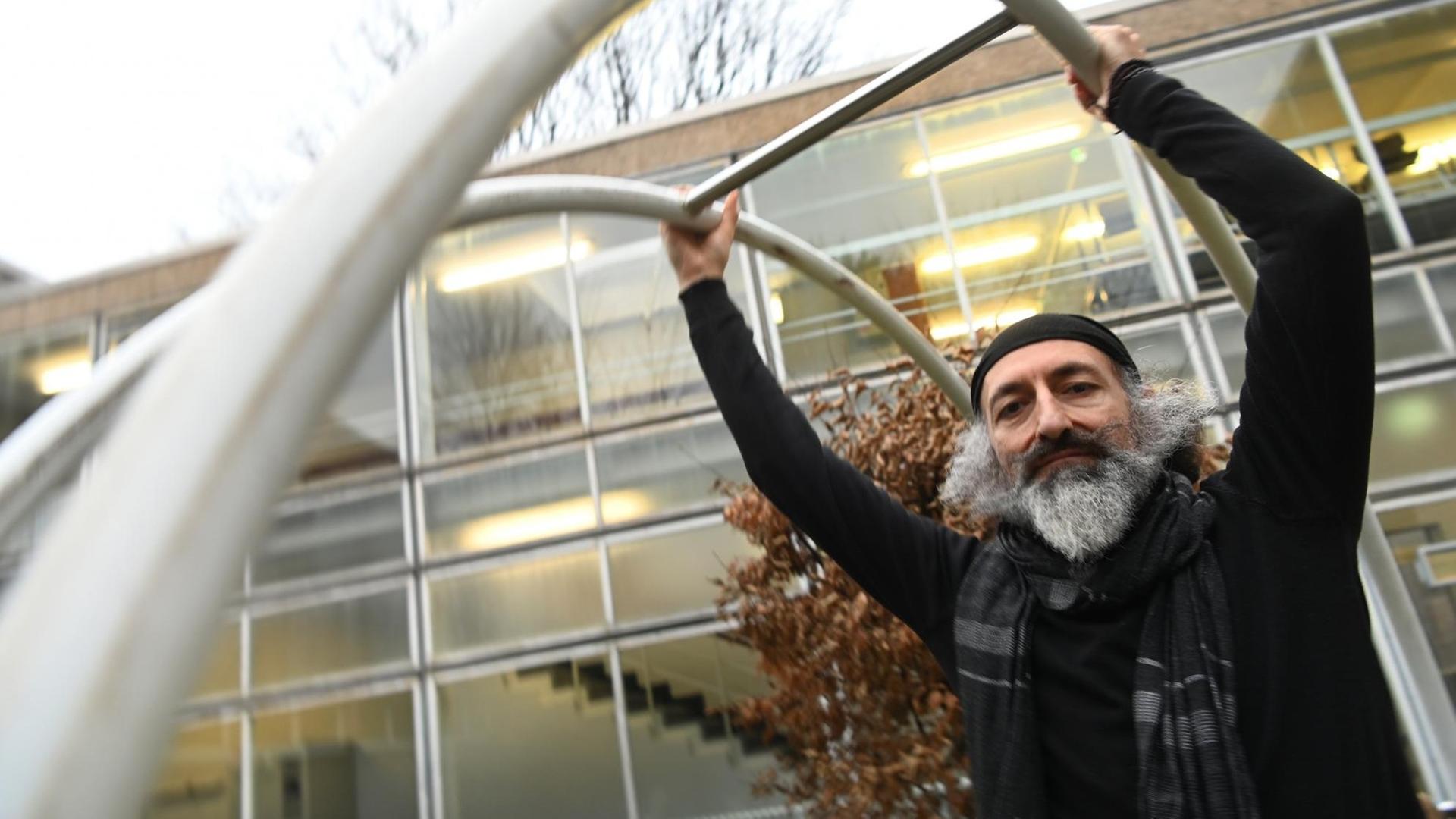 Der Künstler und Rhönradfahrer, Shahin Sadatolhosseini. Der Künstler und Rhönradfahrer, Shahin Sadatolhosseini.