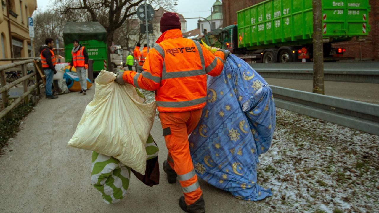Räumung der Unterführung Kapuzinerstraße Ecke Isartalstraße in München, wo sich Obdachlose niedergelassen haben Räumung der Unterführung Kapuzinerstraße Ecke Isartalstraße in München, wo sich Obdachlose niedergelassen haben
