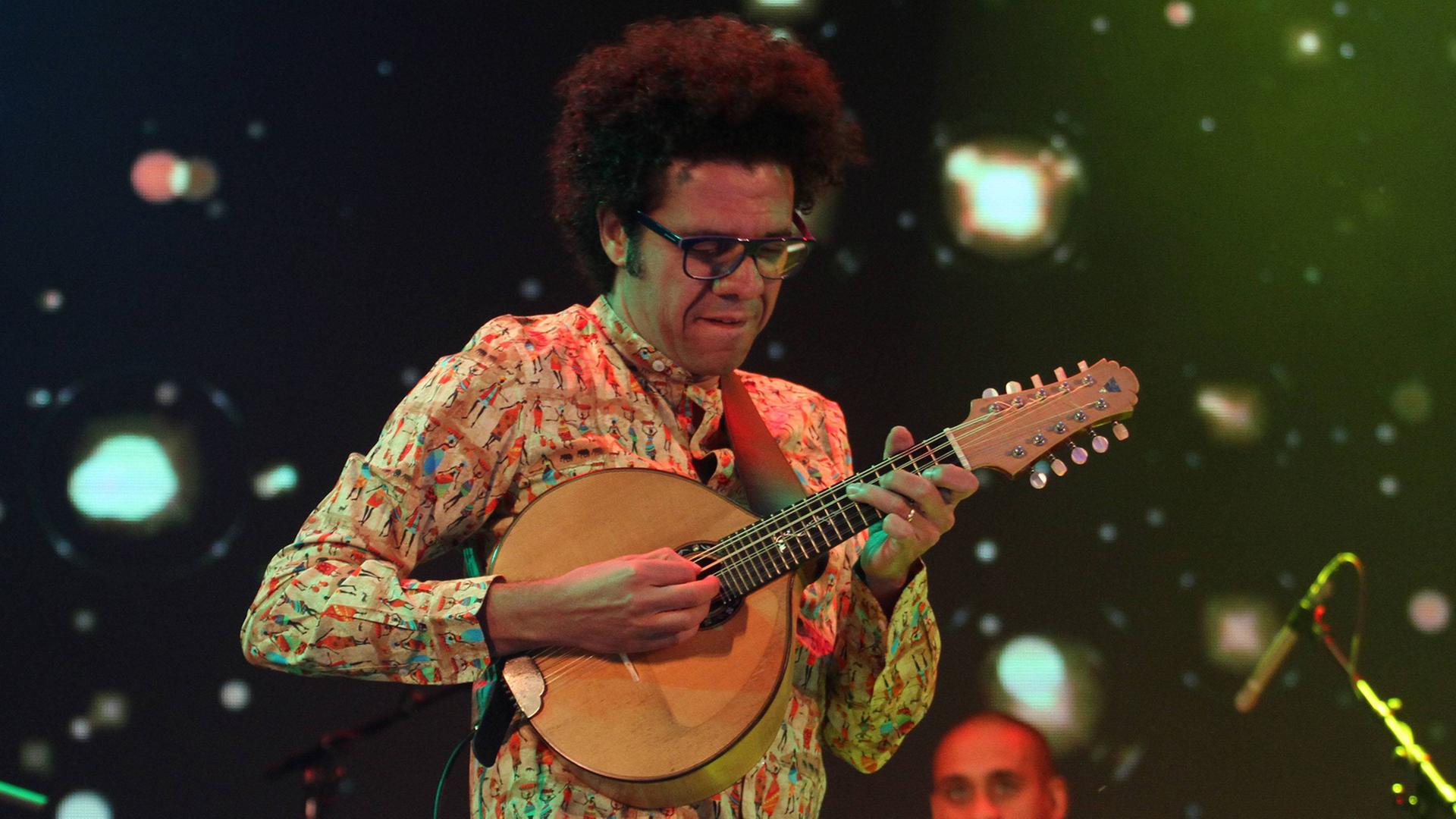 Hamilton de Holanda spielt auf seiner Mandoline Hamilton de Holanda spielt auf seiner Mandoline