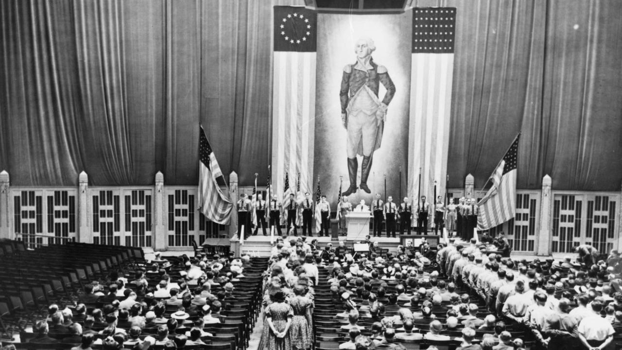 Fritz Kuhn, Führer des Deutsch- Amerikanischen Volksbundes, einer NSDAP-Auslandsorganisation, spricht auf einer Kundgebung in Milwaukee (Wiscon- sin). - Foto, 27. Mai 1938. Fritz Kuhn, Führer des Deutsch- Amerikanischen Volksbundes, einer NSDAP-Auslandsorganisation, spricht auf einer Kundgebung in Milwaukee (Wiscon- sin). - Foto, 27. Mai 1938.