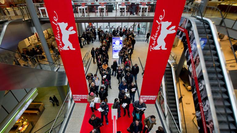 Kinofans stehen Schlange vor den Kartenvorverkaufsschaltern in den Potsdamer Platz Arkaden in Berlin. Kinofans stehen Schlange vor den Kartenvorverkaufsschaltern in den Potsdamer Platz Arkaden in Berlin.
