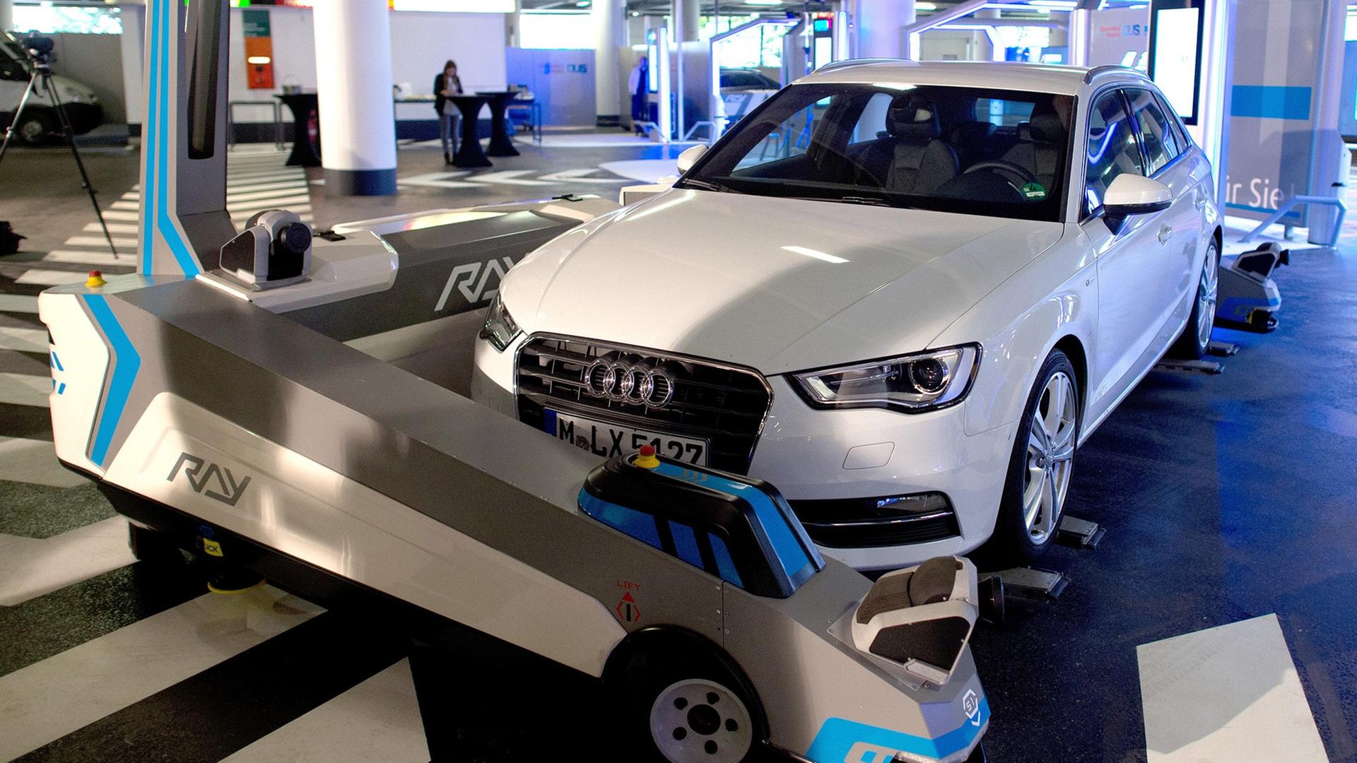 Roboter "Ray" befördert in Düsseldorf ein Auto in eine Parklücke. Roboter "Ray" befördert in Düsseldorf ein Auto in eine Parklücke.