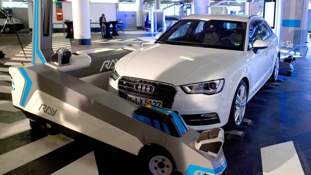 Roboter "Ray" befördert in Düsseldorf ein Auto in eine Parklücke.