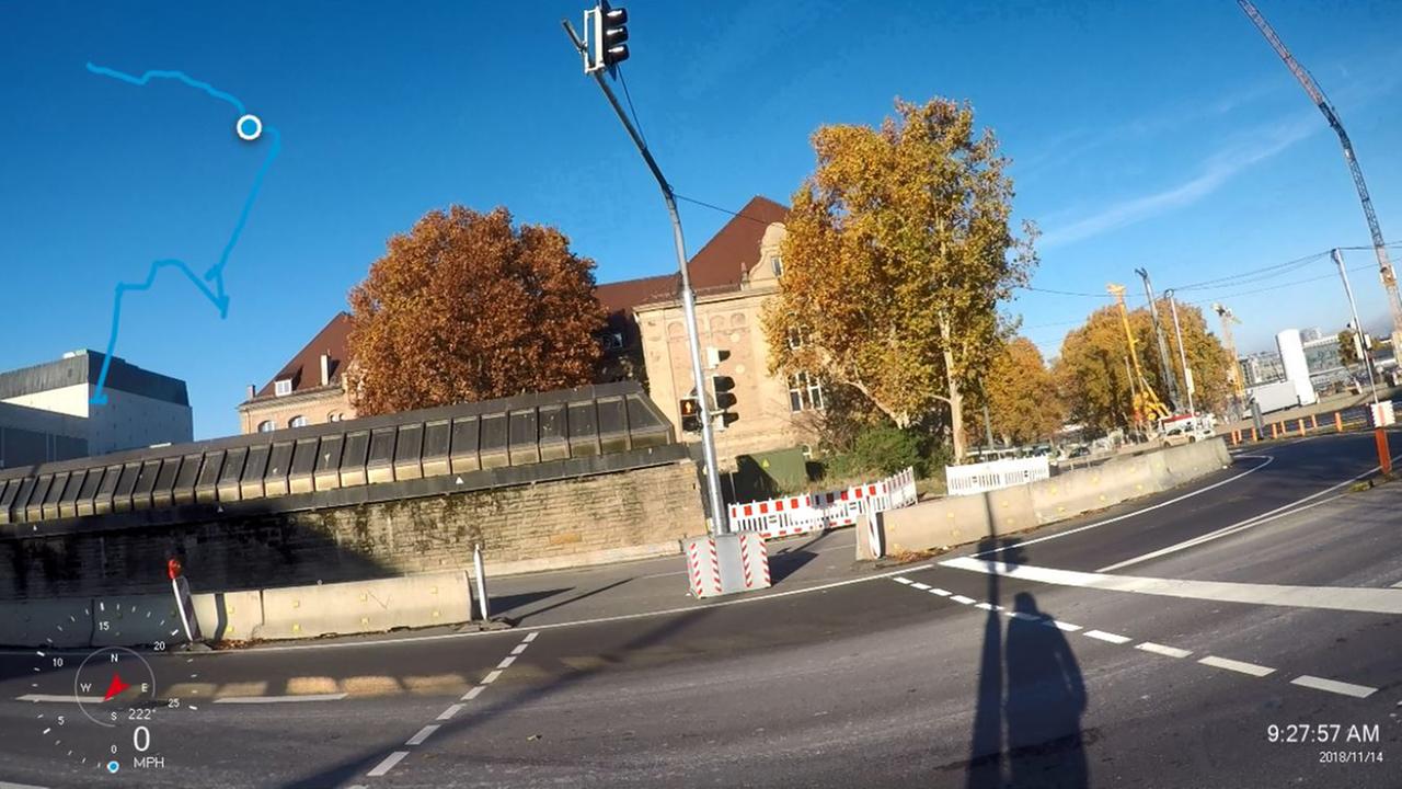 Monitorabbildung während der Studie "Urban Emotions": Die Passantin wartet an einer Ampel. Monitorabbildung während der Studie "Urban Emotions": Die Passantin wartet an einer Ampel.