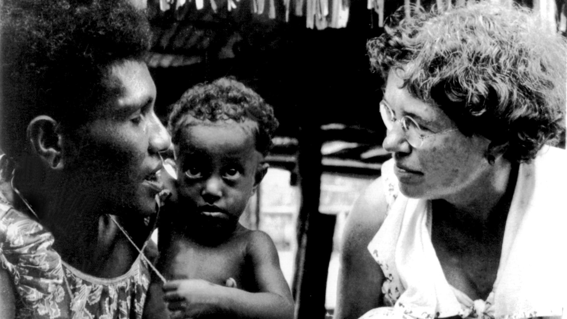 Die amerikanische Anthropologin Margaret Mead (r) spricht 1953 auf den zu Papua-Neuguinea gehörenden Admiralitäts-Inseln mit einer Manus-Mutter und deren Kind. (Aufnahme aus ihrem Buch "New Lives for Old").