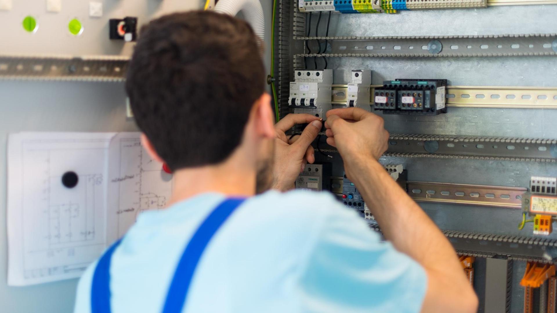 Der 19-jährige Mohammad aus Afghanistan arbeitet im Ausbildungszentrum der Siemens Professional Education an der Verdrahtung eines Schaltschranks. Der 19-jährige Mohammad aus Afghanistan arbeitet im Ausbildungszentrum der Siemens Professional Education an der Verdrahtung eines Schaltschranks.