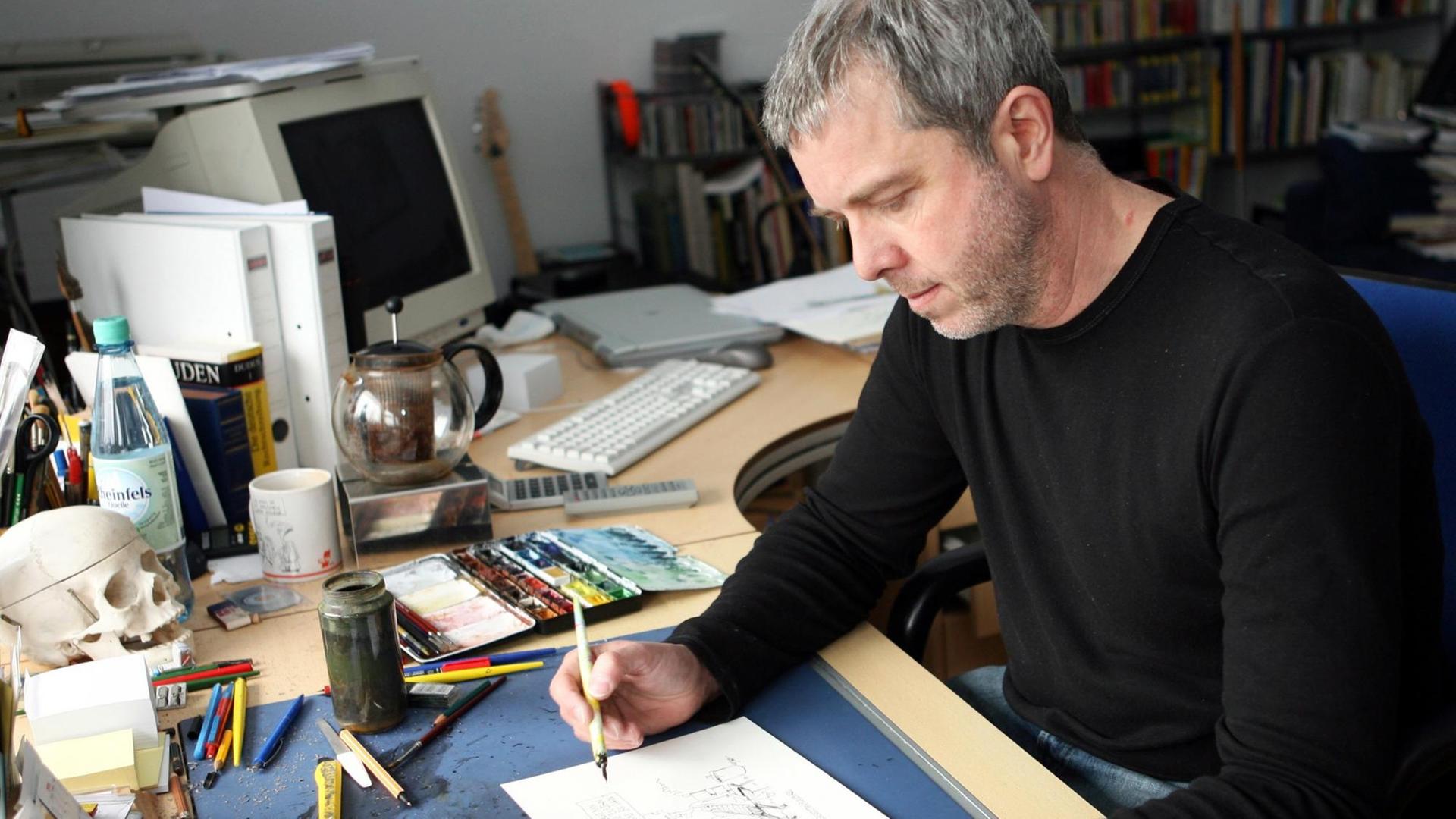 Der Karikaturist Thomas Plaßmann, aufgenommen bei der Arbeit in seinem Büro in Essen. Der Karikaturist Thomas Plaßmann, aufgenommen bei der Arbeit in seinem Büro in Essen.