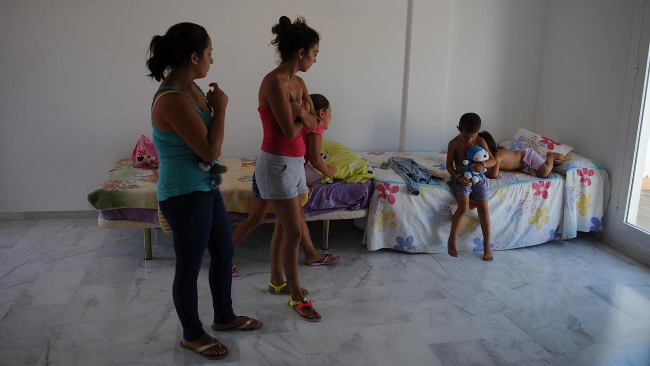 Zwei Frauen beobachten Kinder beim Spielen in Sanlucar de Barrameda bei Cadiz.