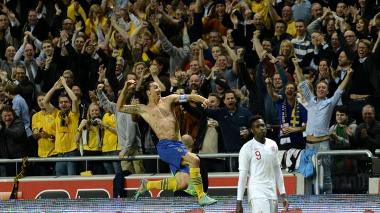 Der schwedische Stürmer Zlatan Ibrahimovic jubelt am 14. November 2012 nach einem spektakulären Fallrückzieher. Ibrahimovics Tor gegen England (4:2) ist vom Fußball-Weltverband FIFA zur Wahl für das schönste Tor des Jahres 2013 nominiert worden. Der schwedische Stürmer Zlatan Ibrahimovic jubelt am 14. November 2012 nach einem spektakulären Fallrückzieher. Ibrahimovics Tor gegen England (4:2) ist vom Fußball-Weltverband FIFA zur Wahl für das schönste Tor des Jahres 2013 nominiert worden.
