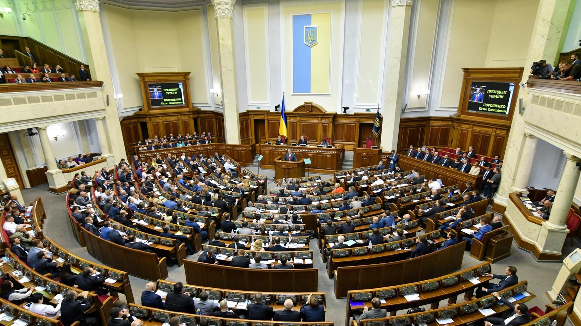 Ukrainian President Petro Poroshenko delivers a speech to Ukrainian lawmakers in the Ukrainian Parliament in Kiev on September 20, 2018. During his speech on the internal and external situation of Ukraine in 2018 Poroshenko raised the questions of NATO and European Union membership, Kremlin media influence ahead of future elections and the creation of the Autocephalous Orthodox Ukrainian Church. Ukrainian President Petro Poroshenko delivers a speech to Ukrainian lawmakers in the Ukrainian Parliament in Kiev on September 20, 2018. During his speech on the internal and external situation of Ukraine in 2018 Poroshenko raised the questions of NATO and European Union membership, Kremlin media influence ahead of future elections and the creation of the Autocephalous Orthodox Ukrainian Church.