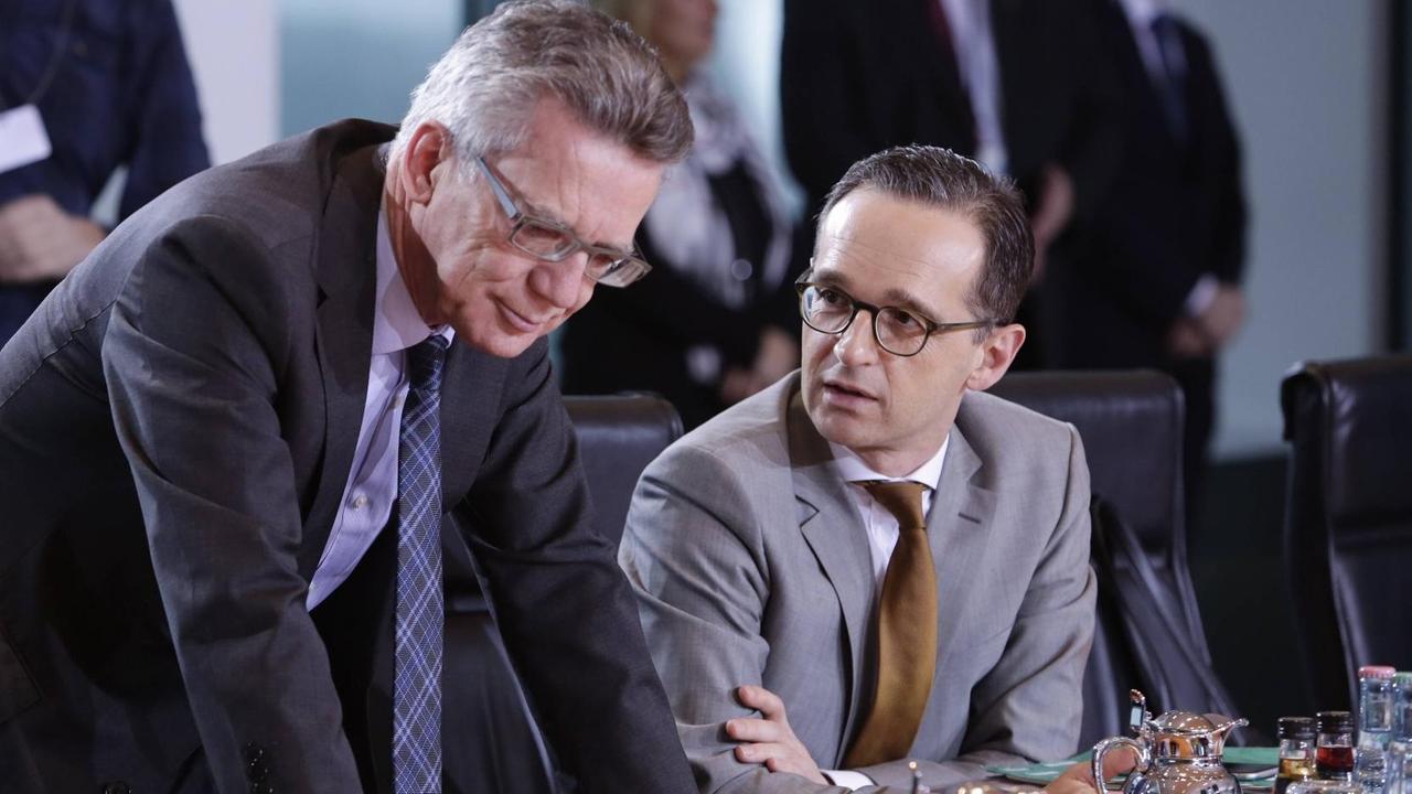 Bundesjustizminister Heiko Maas (r.) mit Bundesinnenminister Thomas de Maiziére