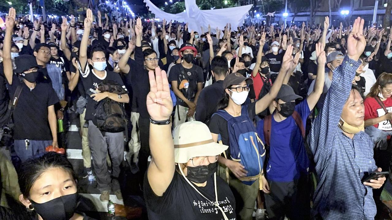 Junge Menschen demonstrieren gegen die Regierung in Bangkok, Thailand, 16. August 2020. Junge Menschen demonstrieren gegen die Regierung in Bangkok, Thailand, 16. August 2020.