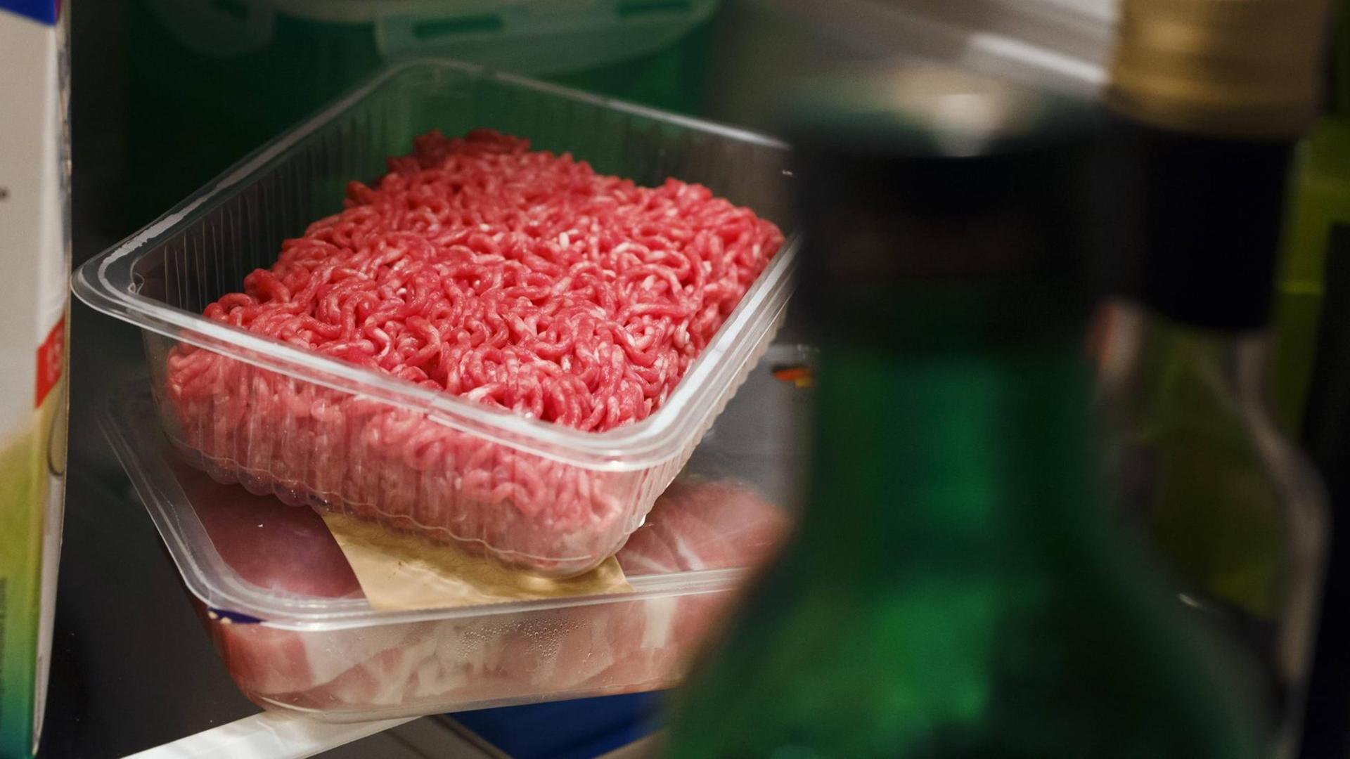 Billigfleisch: Hackfleisch aus dem Supermarkt in einer Plastikverpackung steht in einem Kühlschrank zwiachen anderen Lebensmittelverpackungen. Billigfleisch: Hackfleisch aus dem Supermarkt in einer Plastikverpackung steht in einem Kühlschrank zwiachen anderen Lebensmittelverpackungen.