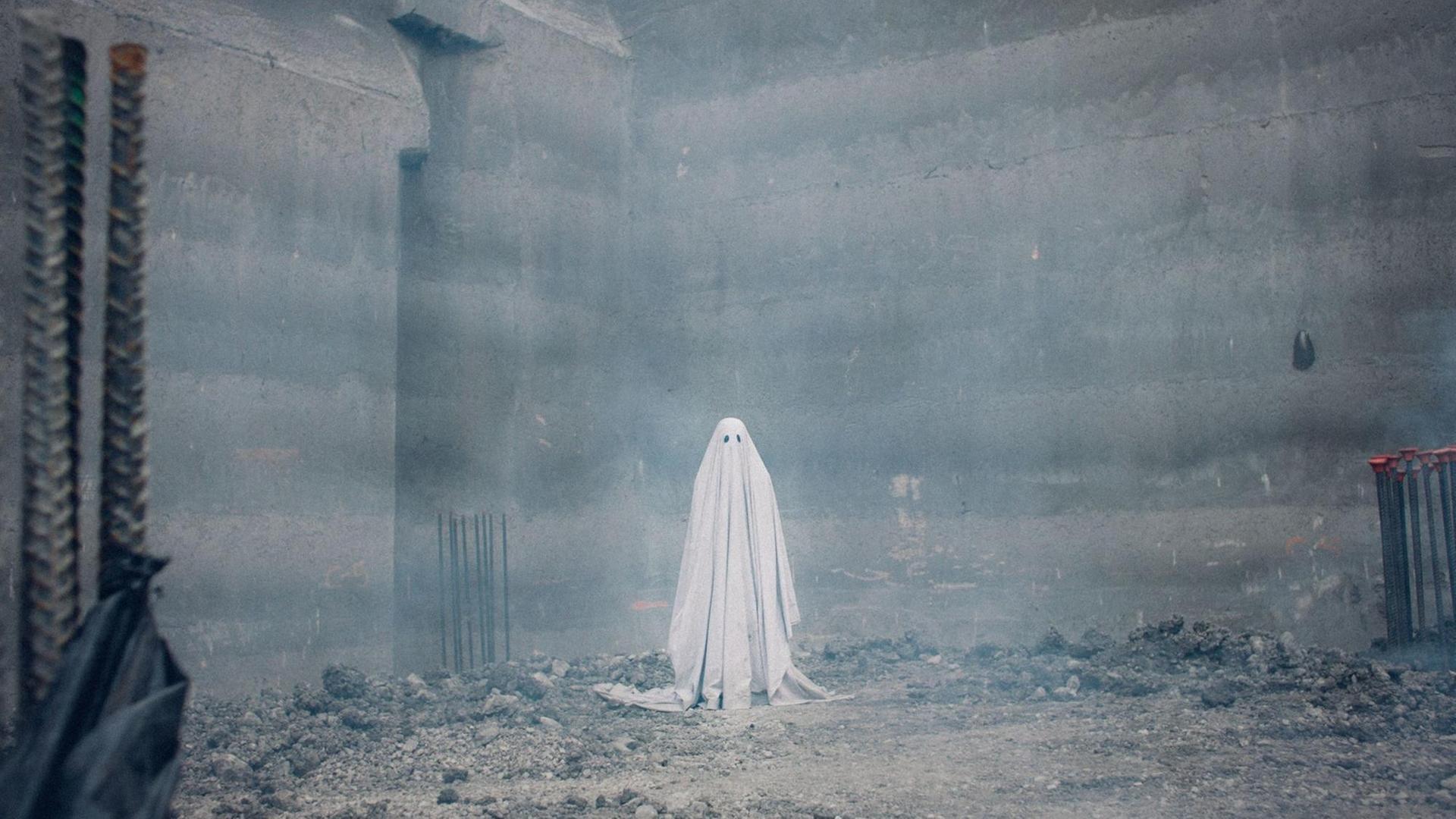 Figur mit Bettlaken und Schlitzen für die Augen als Gespenst. Der Schauspieler Casey Affleck in dem US-amerikanischen Spielfilm "A Ghost Story" aus dem Jahr 2017 Figur mit Bettlaken und Schlitzen für die Augen als Gespenst. Der Schauspieler Casey Affleck in dem US-amerikanischen Spielfilm "A Ghost Story" aus dem Jahr 2017