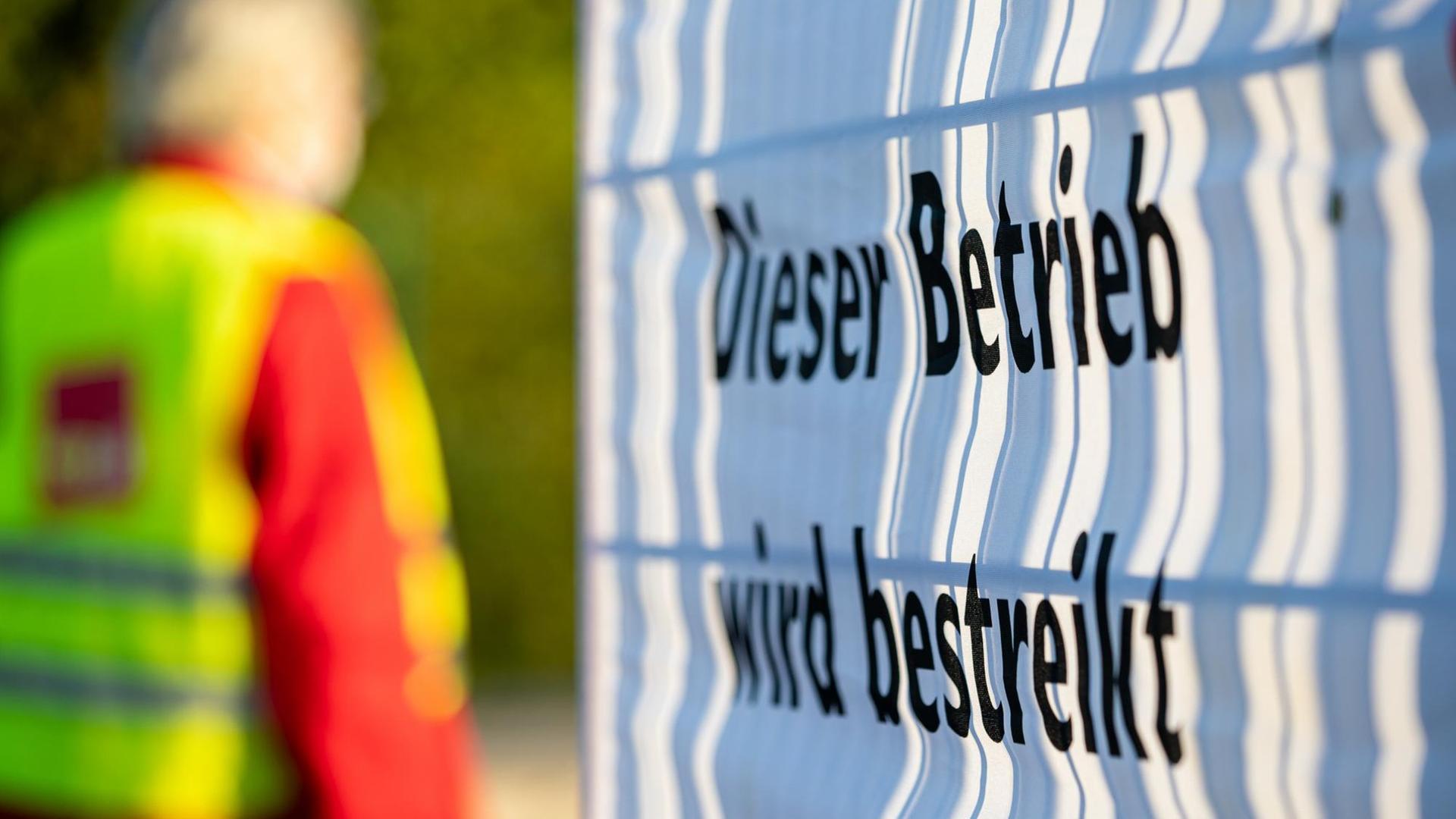 Ein Schild der Gewerkschaft Verdi mit der Aufschrift "Dieser Betrieb wird bestreikt" steht vor der Deutsche-Post-DHL-Niederlassung im Stadtteil Anderten, iedersachsen.