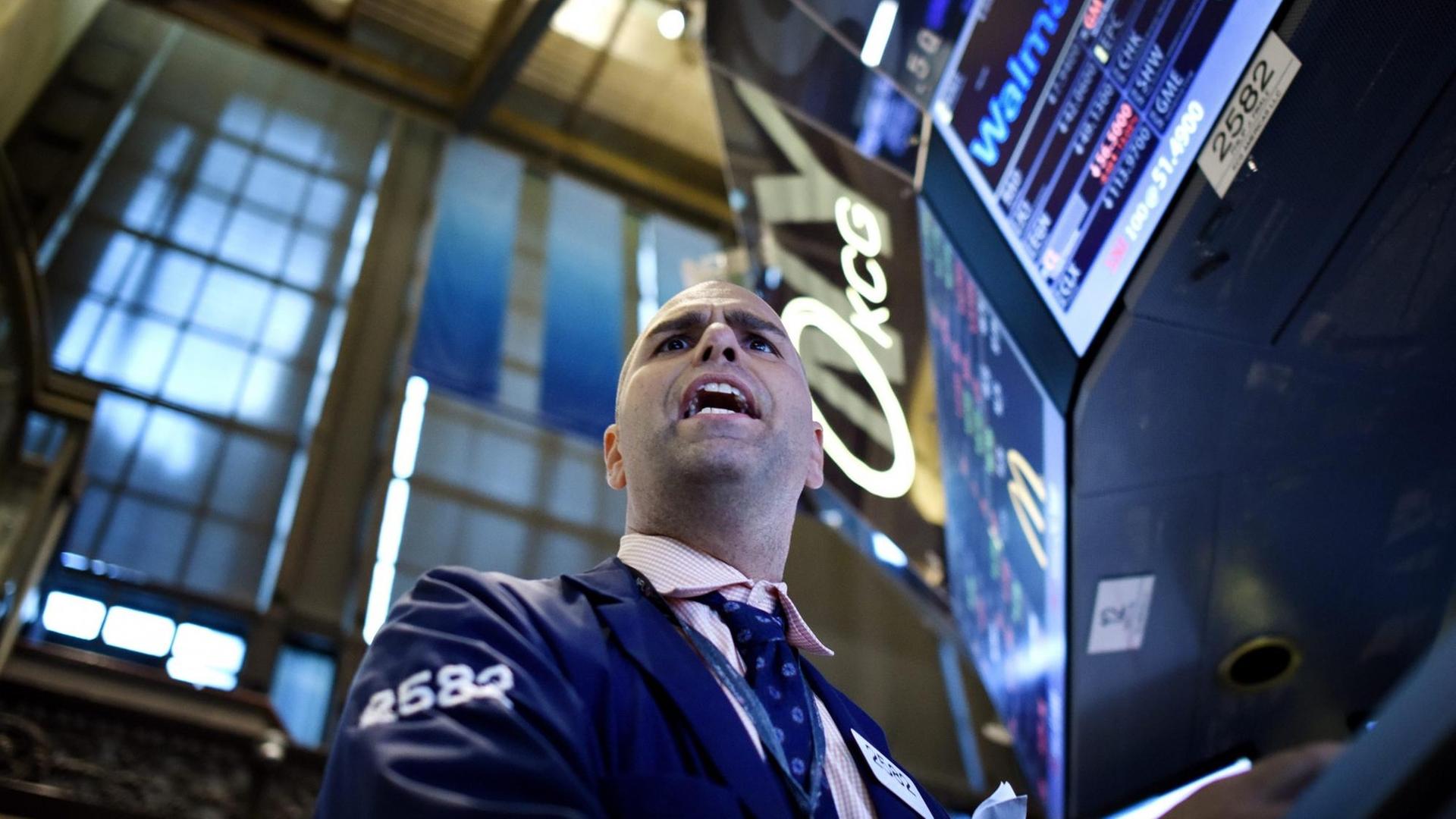 Eine Händler an der New York Stock Exchange zu Beginn des "Schwarzen Montag" Eine Händler an der New York Stock Exchange zu Beginn des "Schwarzen Montag"