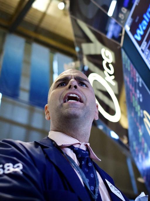Eine Händler an der New York Stock Exchange zu Beginn des "Schwarzen Montag"