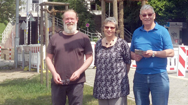 Thomas Haffke, Vera Harms und Dirk Harms stehen am Alfred-Ries Platz, der auf betreiben der Fans nach dem ehemaligen Präsidenten benannt wurde. Thomas Haffke, Vera Harms und Dirk Harms stehen am Alfred-Ries Platz, der auf betreiben der Fans nach dem ehemaligen Präsidenten benannt wurde.