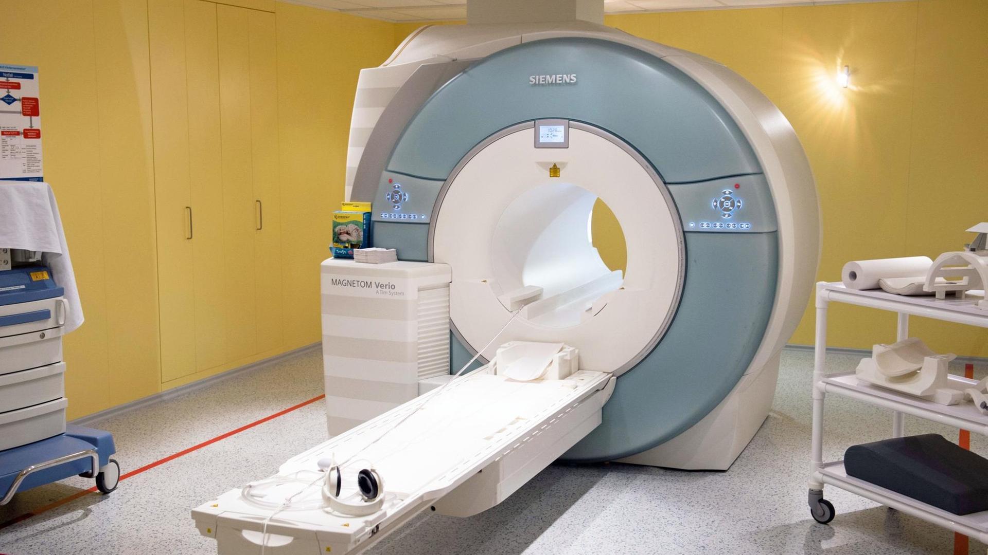 Der Magnetresonanztomograph (MRT) Magnetom Verio von Siemens, aufgenommen am 29.11.2015 im Universitätsklinikum Carl Gustav Carus in Dresden (Sachsen Der Magnetresonanztomograph (MRT) Magnetom Verio von Siemens, aufgenommen am 29.11.2015 im Universitätsklinikum Carl Gustav Carus in Dresden (Sachsen
