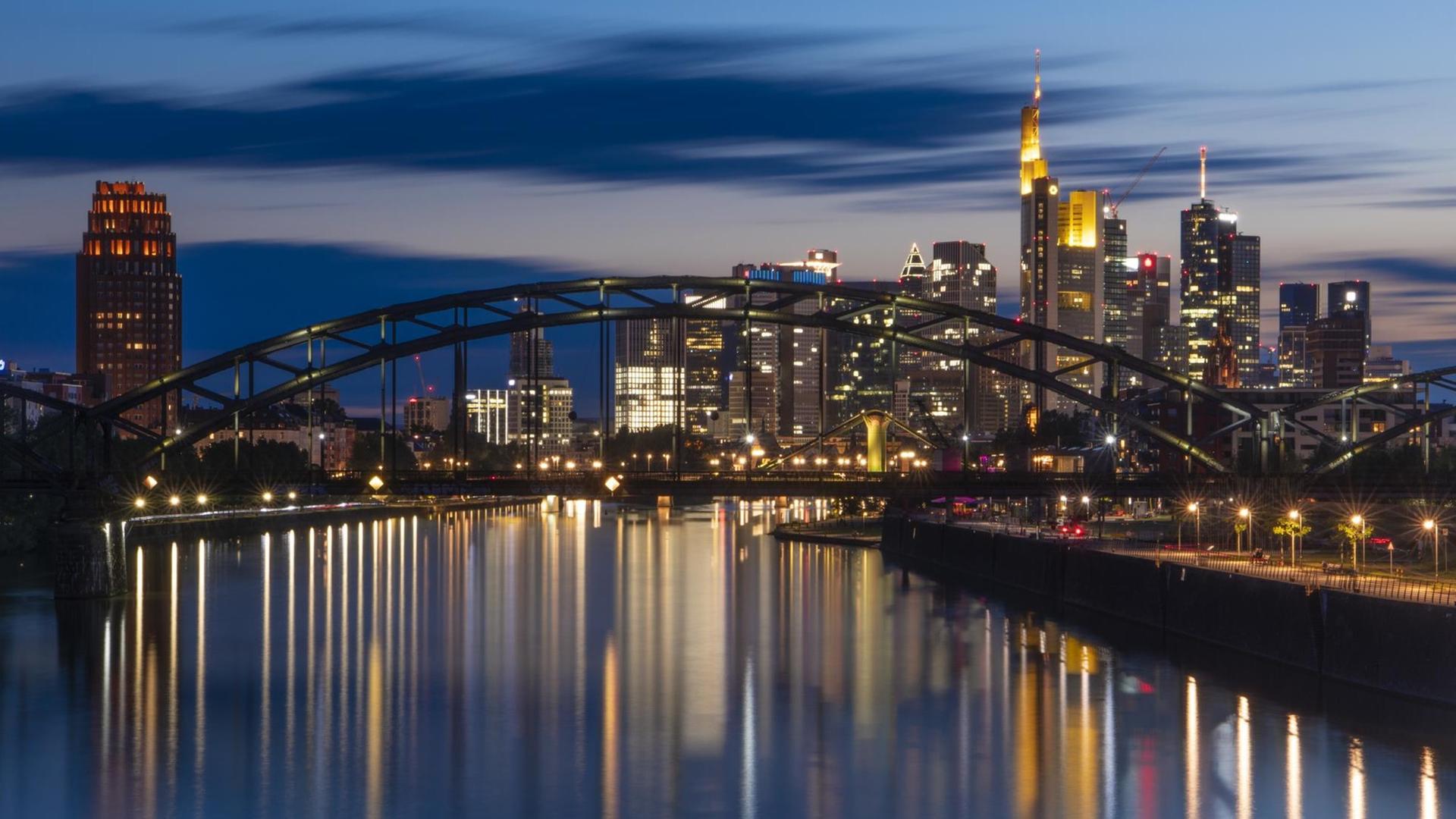 Lange nach Sonnenuntergang spiegeln sich die Lichter der Bankentürme und Hochhäuser im Wasser des Main Lange nach Sonnenuntergang spiegeln sich die Lichter der Bankentürme und Hochhäuser im Wasser des Main